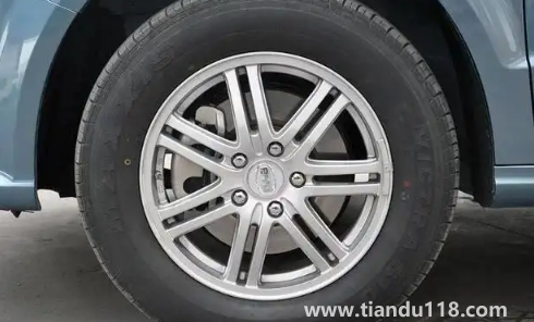 車輪胎扎了個釘子補一下大概多少錢（車輪胎扎了個釘子需要換輪胎嗎）