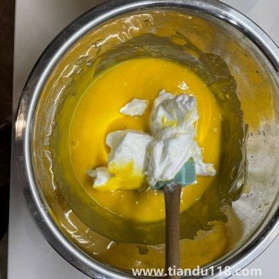 戚風(fēng)蛋糕的做法(戚風(fēng)蛋糕怎么做)(圖6) 戚風(fēng)蛋糕的做法(戚風(fēng)蛋糕怎么做)(圖6)