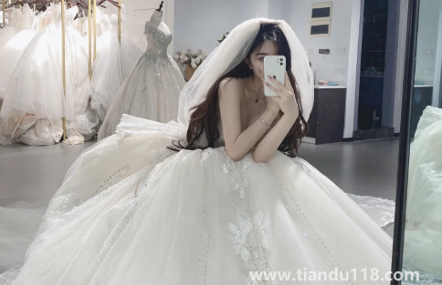 婚紗破了可以補(bǔ)救嗎(婚紗破損一般需要賠多少錢)(圖2) 婚紗破了可以補(bǔ)救嗎2