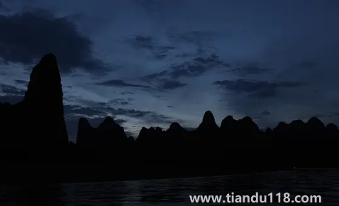 2012年天突然黑了一下是真是假（2012世界末日發(fā)生過了嗎）