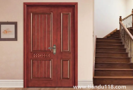 入戶門對(duì)下樓梯五帝錢怎么掛（玄關(guān)可化解大門對(duì)下樓梯嗎）