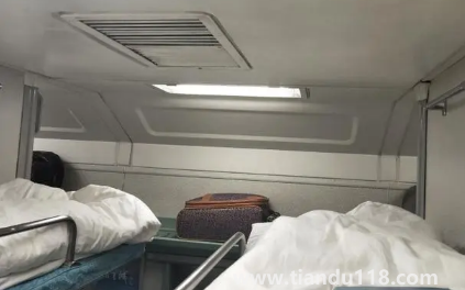 2022女生坐火車硬臥是上鋪好還是下鋪好(坐火車女孩選下鋪會(huì)怎么樣)(圖3) 女生坐火車硬臥是上鋪好還是下鋪好20223