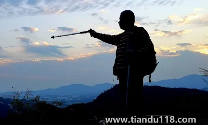 重陽(yáng)節(jié)登高是早上還是晚上(重陽(yáng)節(jié)登山注意什么)(圖2) 重陽(yáng)節(jié)登高是早上還是晚上2