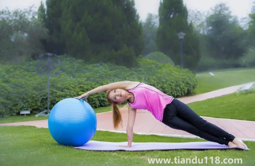 瑜伽球大一點(diǎn)好還是小一點(diǎn)好(瑜伽球怎么選擇尺寸)(圖3) 瑜伽球大一點(diǎn)好還是小一點(diǎn)好3