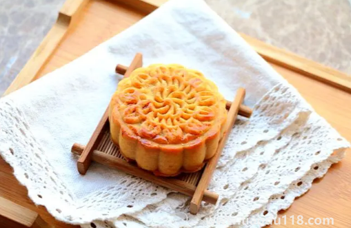 月餅帶上飛機(jī)需要托運(yùn)嗎(吃月餅的注意事項(xiàng))(圖2) 月餅帶上飛機(jī)需要托運(yùn)嗎2