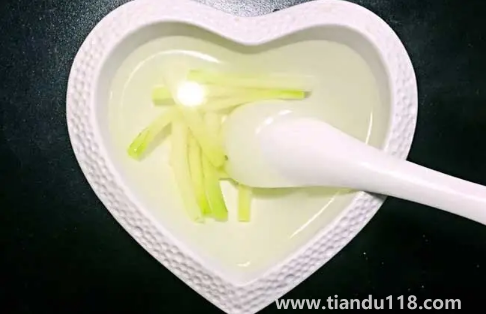 蔥白煮水喝有什么功效和作用(蔥白煮水的做法)(圖2) 蔥白煮水喝有什么功效和作用2