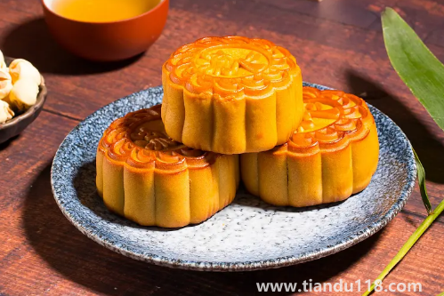 一個(gè)月餅的熱量相當(dāng)于幾塊披薩的熱量（月餅怎么吃不胖）