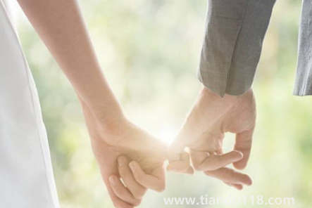 必須先訂婚在結(jié)婚嗎(不訂婚直接結(jié)婚彩禮什么時候給)(圖1) 必須先訂婚在結(jié)婚嗎1