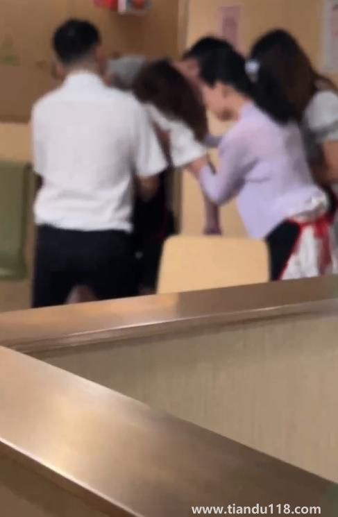 女顧客被毛肚噎死?海底撈回應(yīng) 該門店已暫停營(yíng)業(yè)(圖2) 女顧客被毛肚噎死?海底撈回應(yīng) 該門店已暫停營(yíng)業(yè)(圖2)