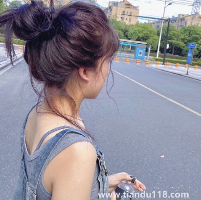 黑紫色和黑加侖紫是一個(gè)顏色嗎（秋冬染黑紫色好看嗎）