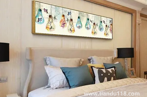 屬兔的人臥室適合掛什么畫（臥室掛畫有什么講究）