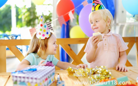小朋友上完幼兒園回家哭鬧怎么回事（小朋友上幼兒園后回家總哭鬧如何解決）