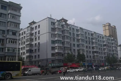 樓房鄰居門(mén)對(duì)門(mén)掛什么最好（自家大門(mén)對(duì)被人窗戶(hù)如何化解）