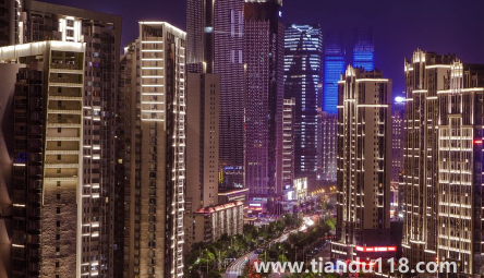 樓房鄰居門對(duì)門掛什么最好(自家大門對(duì)被人窗戶如何化解)(圖2) 樓房鄰居門對(duì)門掛什么最好 2