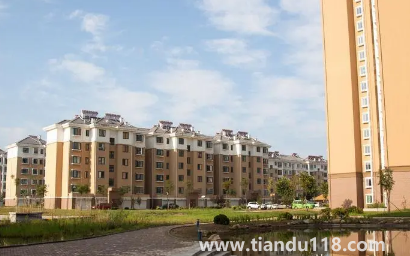 樓房鄰居門對(duì)門掛什么最好(自家大門對(duì)被人窗戶如何化解)(圖3) 樓房鄰居門對(duì)門掛什么最好 3