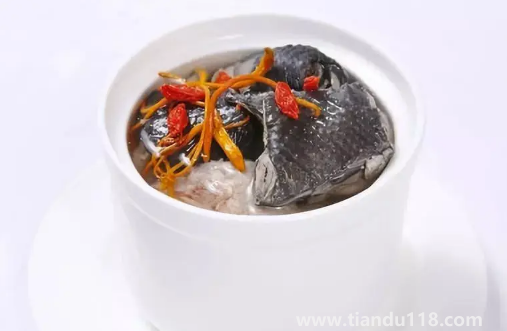 烏雞燉湯加什么食材比較補(bǔ)氣血（烏雞燉湯的具體做法）