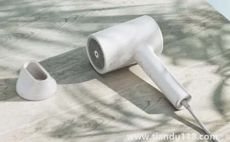 吹風機能把頭發(fā)吹黃嗎（吹風機吹頭發(fā)有傷害嗎）