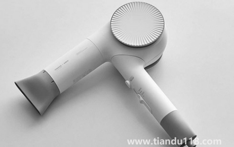 吹風機第一次用冒煙是為什么（吹風機用著冒煙是不是質(zhì)量問題）