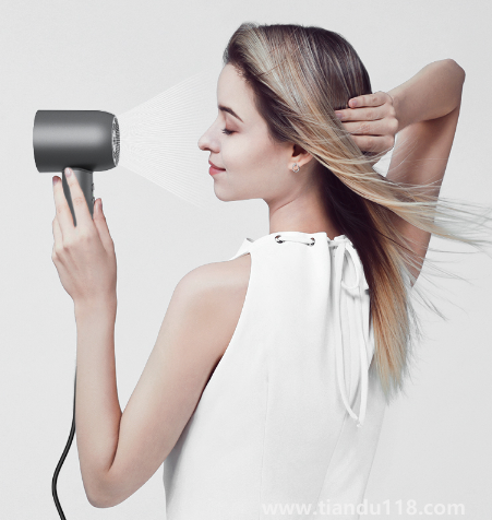 電吹風(fēng)有燒焦味還能用嗎(電吹風(fēng)有燒焦味是什么原因)(圖2) 電吹風(fēng)有燒焦味還能用嗎2