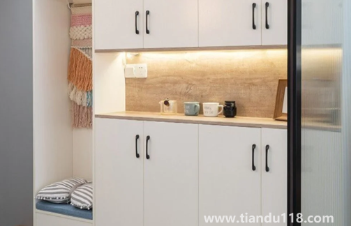 鞋柜可以放在陽臺上嗎(鞋柜放進門左邊還是右邊)(圖2) 鞋柜可以放在陽臺上嗎2