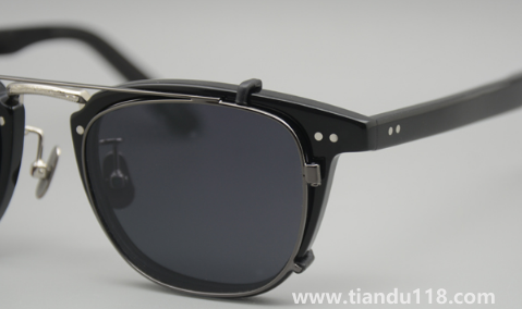 眼鏡放車?yán)锔邷貨]事嗎（車上放眼鏡一般怎么放的）