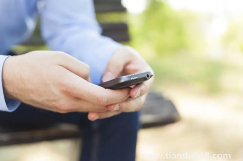 手機放在枕頭邊有害嗎(睡覺把手機放在旁邊會有輻射嗎)(圖1) 手機放在枕頭邊有害嗎1