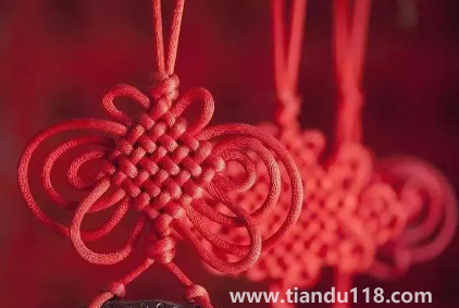 門對(duì)門掛中國(guó)結(jié)可以掛門上嗎(掛中國(guó)結(jié)要注意什么)(圖1) 門對(duì)門掛中國(guó)結(jié)可以掛門上嗎 1