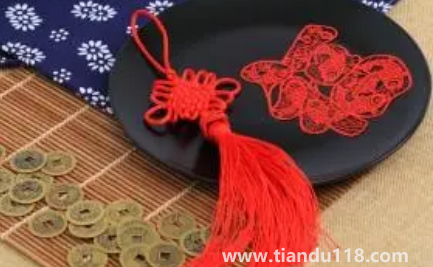 門對(duì)門掛中國(guó)結(jié)可以掛門上嗎(掛中國(guó)結(jié)要注意什么)(圖3) 門對(duì)門掛中國(guó)結(jié)可以掛門上嗎 3