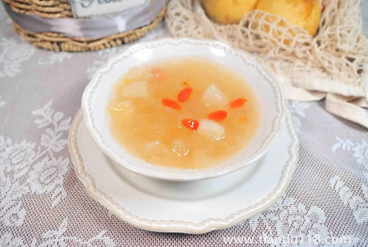 冰糖燉雪梨是吃梨肉還是喝湯(冰糖燉雪梨要去核嗎)(圖3) 冰糖燉雪梨是吃梨肉還是喝湯3