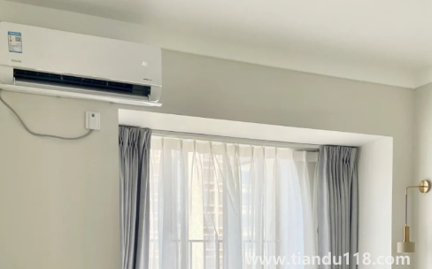 外面風(fēng)大空調(diào)內(nèi)機為什么咚咚響（空調(diào)掛機怎樣掛在墻上）