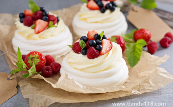 奶油是雞蛋清打出來的嗎(雞蛋清怎么打發(fā)成奶油狀)(圖2) 奶油是雞蛋清打出來的嗎2