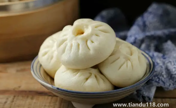 蒸包子放水應(yīng)該多還是少(包子要蒸多長(zhǎng)時(shí)間才能出鍋)(圖2) 蒸包子放水應(yīng)該多還是少2