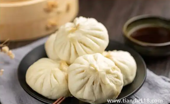 蒸包子放水應(yīng)該多還是少(包子要蒸多長(zhǎng)時(shí)間才能出鍋)(圖3) 蒸包子放水應(yīng)該多還是少3
