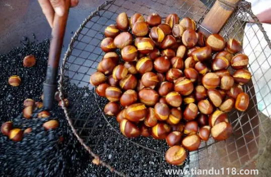 炒熟的板栗怎么剝最快最輕松(炒板栗的注意事項(xiàng))(圖2) 炒熟的板栗怎么剝最快最輕松2