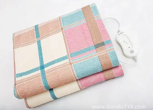 電熱毯被煙頭燙個(gè)洞還能用嗎(電熱毯使用注意事項(xiàng))(圖2) 電熱毯被煙頭燙個(gè)洞還能用嗎2