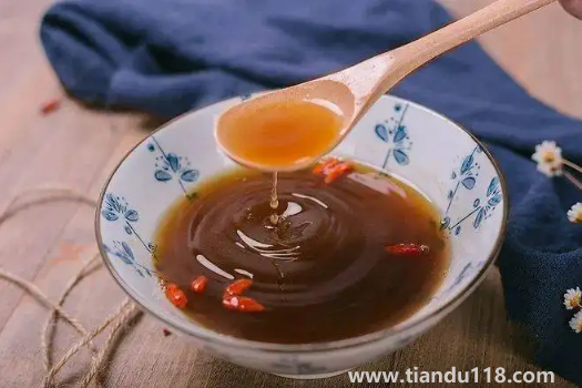 嗓子疼喝紅糖水會(huì)加重嗎（嗓子疼喝什么水好）