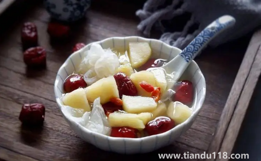 電解質(zhì)水可以用蘋果代替嗎（電解質(zhì)水不適合什么人喝）