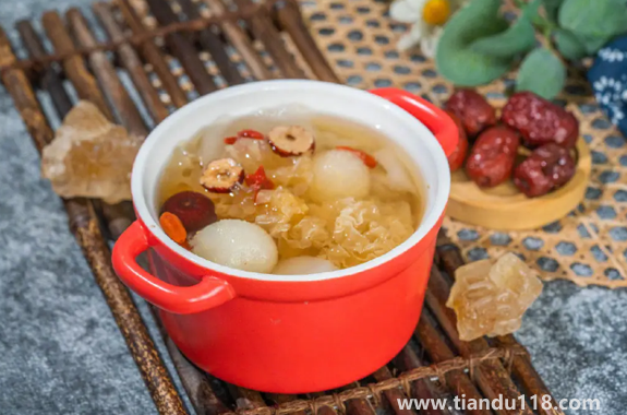 冰糖雪梨可以加紅棗嗎（冰糖雪梨可以放什么一起燉）