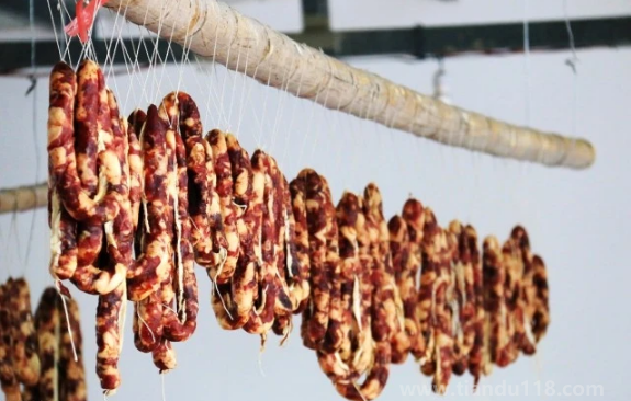 香腸灌好了需要扎洞嗎（灌香腸用豬肉什么部位好）